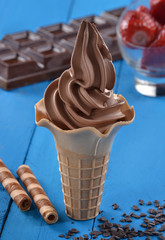 Cono de crema de helado de chocolate e ingredientes.