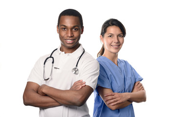 Afrikanischer Arzt mit einer lächelnden Krankenschwester