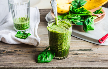 Vitamin green smoothie with spinach, banana, clean eating