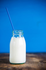 Schulmilch in einer Glasflasche