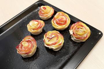 Baking apples in pastry