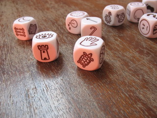 Разбросанные кубики для игры на старом деревянном столе