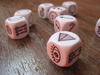 Разбросанные кубики для игры на старом деревянном столе