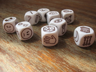 Разбросанные кубики для игры на старом деревянном столе