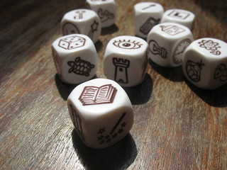 Разбросанные кубики для игры на старом деревянном столе