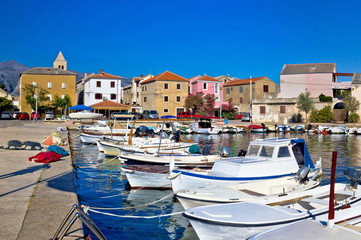 Fototapeta na wymiar Pictoresque colorful Dalmatian village of Vinjerac