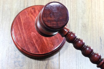 handgedrechselter Richterhammer über Schlagplatte