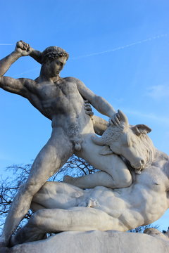 Statue de Th&eacute;s&eacute;e combattant le Minotaure