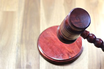 handgedrechselter Richterhammer über Schlagplatte