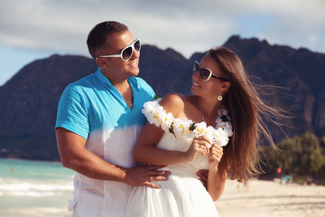 Fototapeta na wymiar Young couple in love feeling happy on the Hawaiian beach