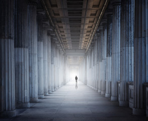 Einsamer Mensch in Säulengang
