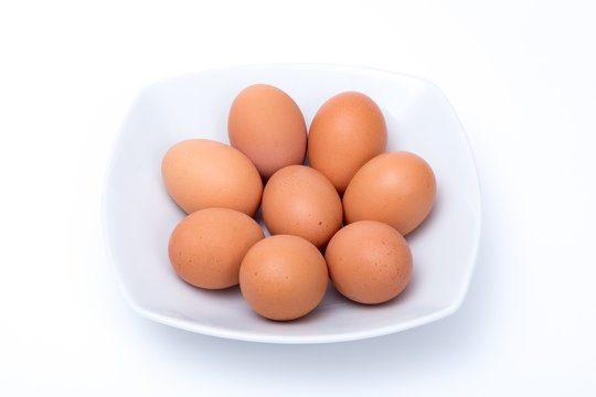 Piatto di uova di gallina su sfondo bianco