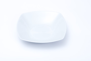 piatto bianco quadrato su sfondo bianco