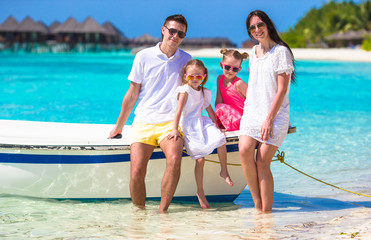 Obraz premium Young family on white beach during summer vacation
