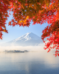 Herbstsaison und Berg Fuji in Japan