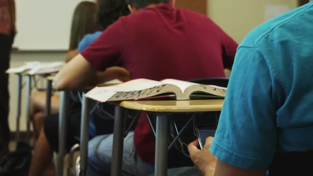 CU DS TD Student text messaging during classes / Spanish Fork City, Utah, USA
