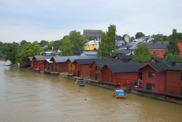Вид на старинные склады в Порвоо облачным днем. Финляндия