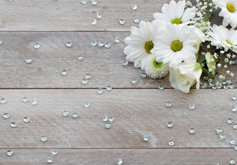 Obraz premium Blumen auf Holzhintergrund