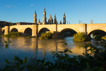 Obraz premium Medieval stone bridge in Zaragoza