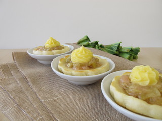 Ofengebackene Eierkuchen mit Rhabarber und Vanillepudding