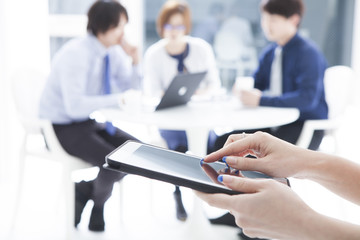 Obraz premium The hands of women who are using electronic tablet