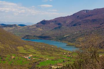 Fototapeta na wymiar Lago di Barrea fotografato dall'alto in Abruzzo