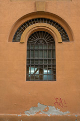 Obraz premium Finestra inferiate arcata, edilizia, restauro