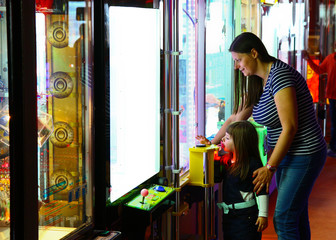 mamma e bambina in sala giochi