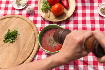 Nahaufnahme Frau pfeffert Tomatensoße