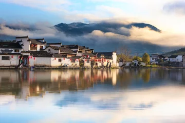 Fotobehang Huangshan Chinees oud dorp - Hongcun in mist