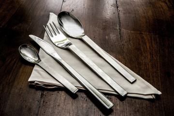 forchetta, coltello, cucchiaio, cucchiaino e tovagliolo