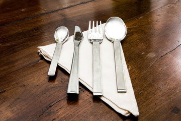 forchetta, coltello, cucchiaio, cucchiaino e tovagliolo