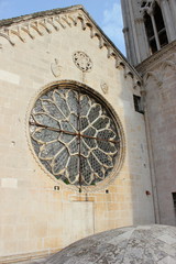 Kirchenfenster der Kathedrale von Trogir (Dalmatien)