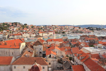 Die Stadt Trogir in Dalmatien aus der Vogelperspektive