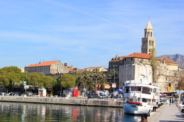 Fototapeta na wymiar Hafen von Split mit dem Diokletianpalast in Dalmatien