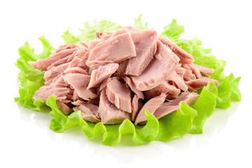 Canned tuna chunks with green salad