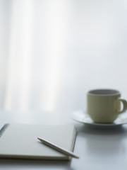 ノートの上に置かれたペン