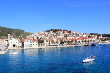 Fototapeta na wymiar Altstadt und Hafen der Insel Hvar in Kroatien (Dalmatien)