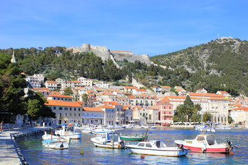 Fototapeta na wymiar Schiffe im Hafen der Inselstadt Hvar in Dalmatien (Kroatien)