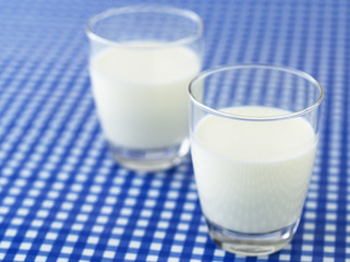 グラスに入れた牛乳