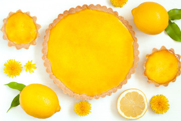 Tasty homemade backed lemon tart pie dessert with narcissus - obrazy, fototapety, plakaty