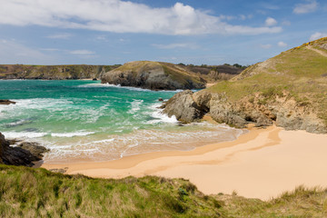 Plage de Baluden sur la côte sauvage par une journée ensoleillée depuis le GR340 - Belle Île en Mer en Bretagne	