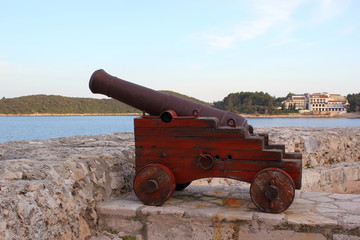 Fototapeta na wymiar Antike Kanone an der Küste der Insel Korcula in Kroatien