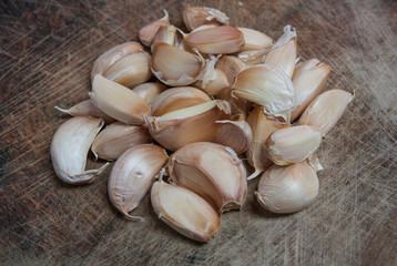 Raw garlic on a cutting board.