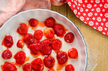 Preparation of delicious sweet cake flavored with ripe red straw
