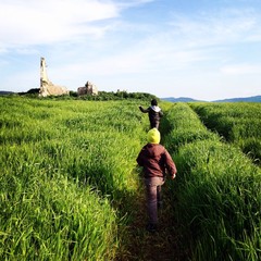bambini verso il rudere