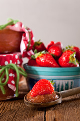 Selbstgemachte Erdbeermarmelade aus frischen Früchten