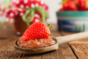 Kochlöffel mit Erdbeermarmelade und Erdbeere
