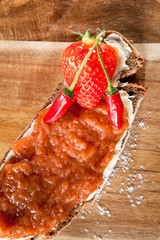Marmeladebrot mit frischen Zutaten garniert