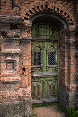 Fototapeta na wymiar Дверь старого каменного купеческого здания